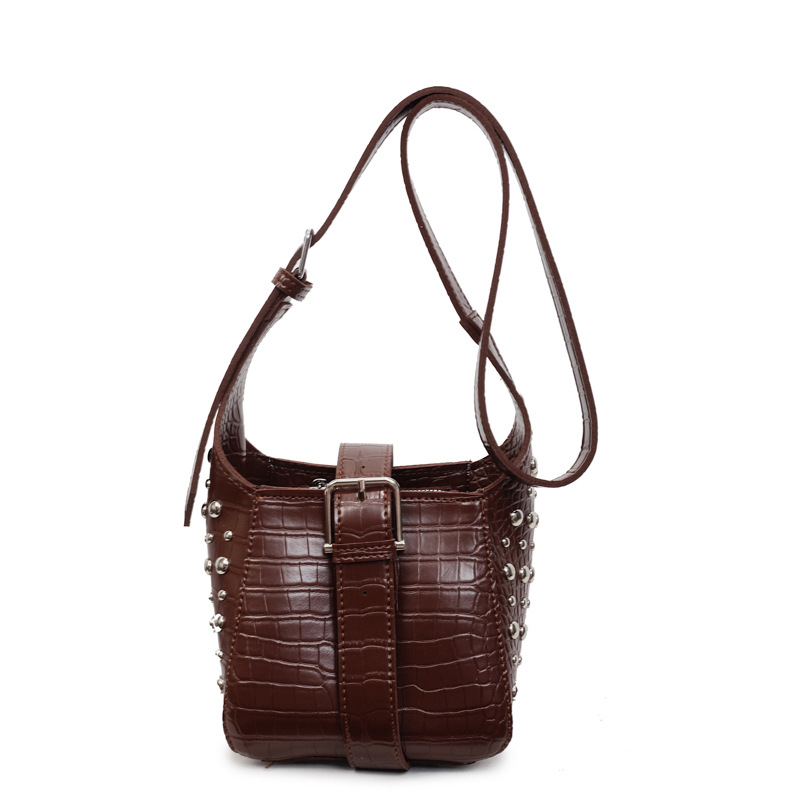 Bolso de cubo de todo fósforo transfronterizo bolso de viaje con diseño de remaches 2025 nuevo bolso de hombro de alta gama bolso de mensajero de color sólido mujer