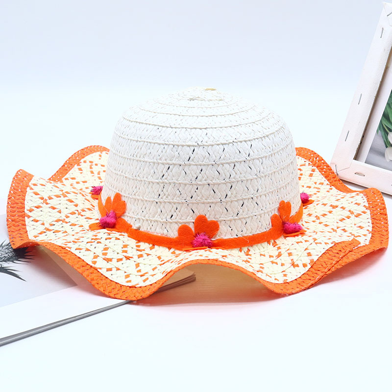 물결 모양의 작은 주황색 꽃