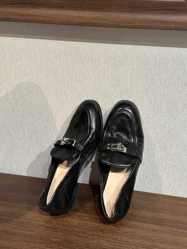 Giày lười nữ da bò khóa kim loại phong cách Anh, mũi tròn, gót thấp 1–3 cm — màu nâu, màu đen