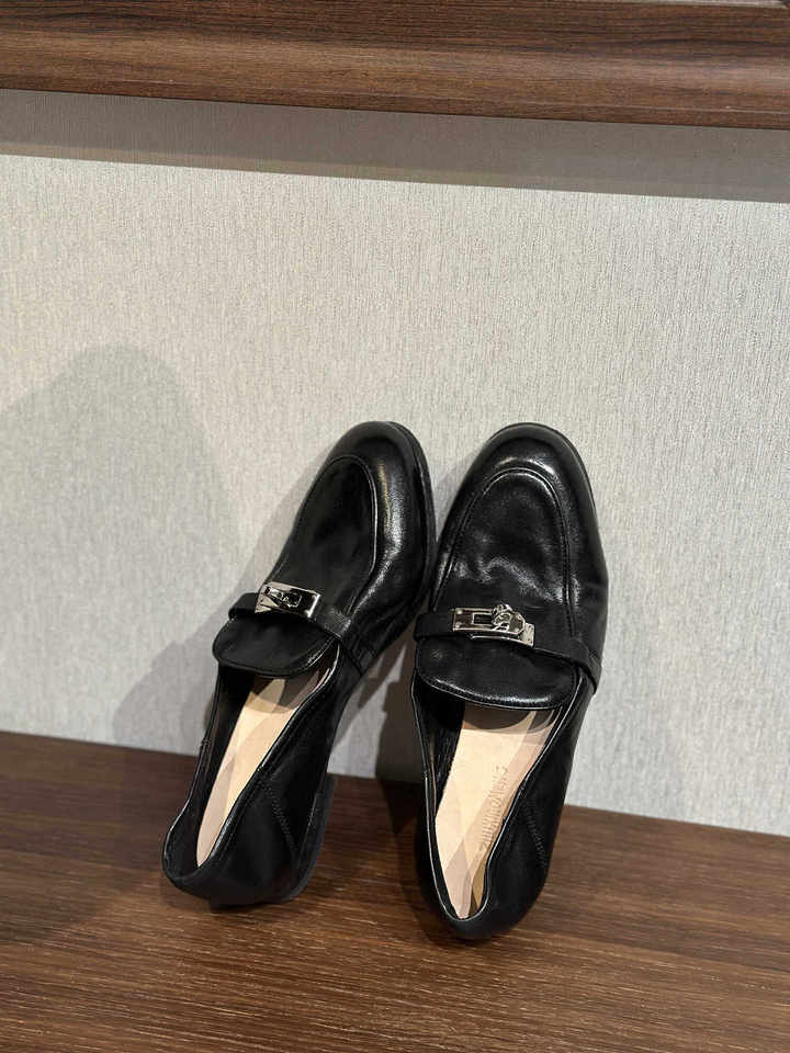 Giày lười nữ da bò khóa kim loại phong cách Anh, mũi tròn, gót thấp 1–3 cm — màu nâu, màu đen