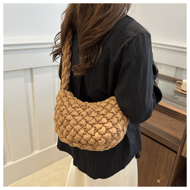 Large-capacity pleated cloud bag, new fashionable single-shoulder hand-held dumpling bag, solid-color simple crossbody bag, cross-border wholesale undefined