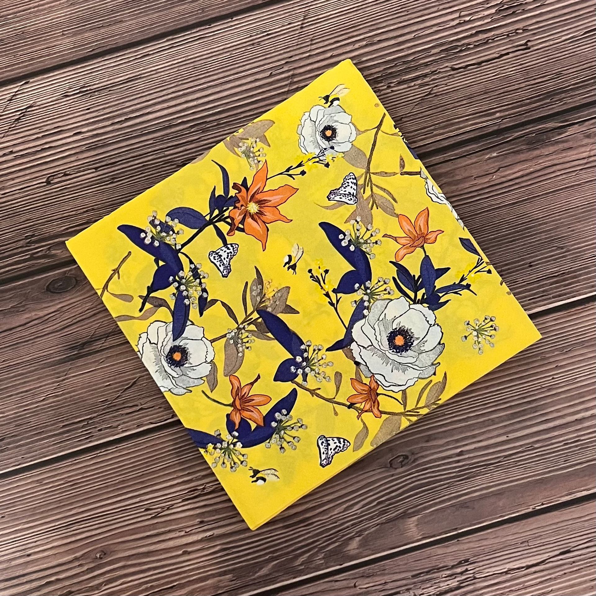 노란색 배경에 큰 꽃