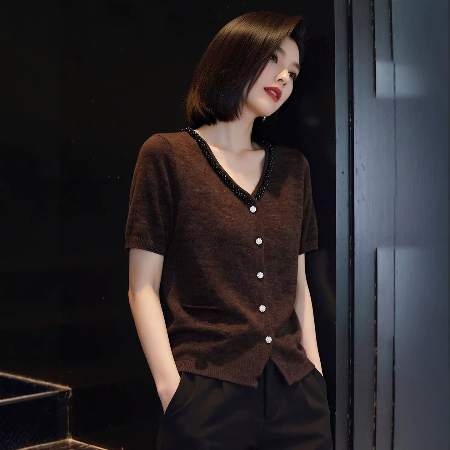 Áo dệt kim ngắn tay đính cườm màu cà phê form suông — màu cà phê chi tiết 2