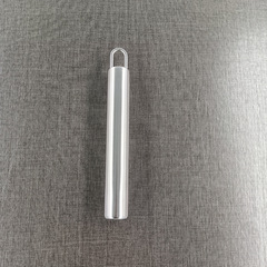 鍋の神器の取っ手を洗います。