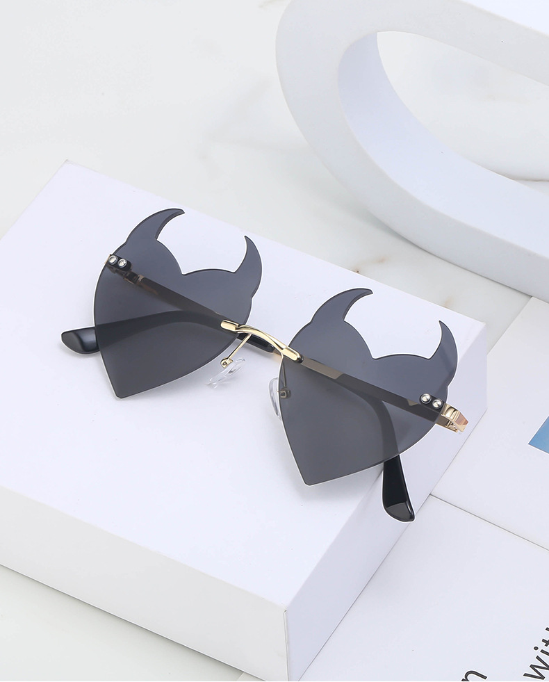 Women's Fashion Heart Shape Pc Special-shaped Mirror Metal Frameless Sunglasses display picture 2