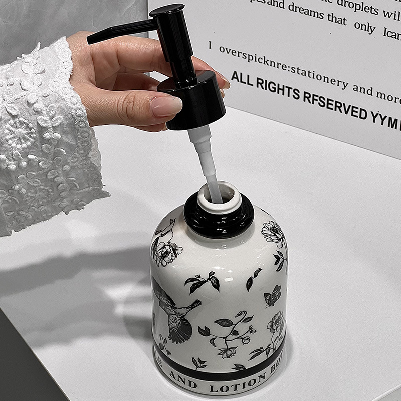 Botella de cerámica medieval botella de diseño flor y pájaro botella de loción de textura excelente botella de diseño de hotel residencial botella de desinfectante para manos
