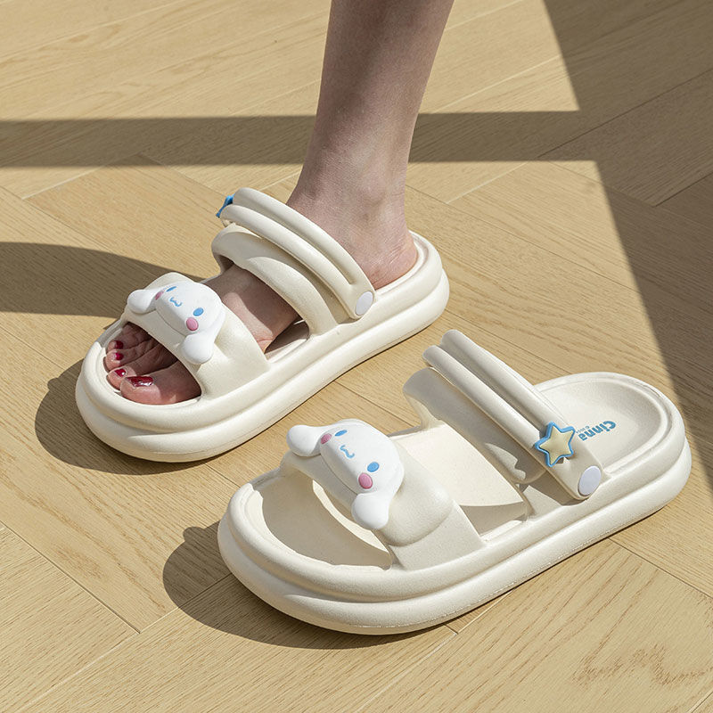 Las zapatillas frías de Sanrio usan zapatos altos fuera de la suela gruesa del verano, los dibujos animados de moda pisan la sensación de mierda y antideslizantes, y dos sandalias de playa.