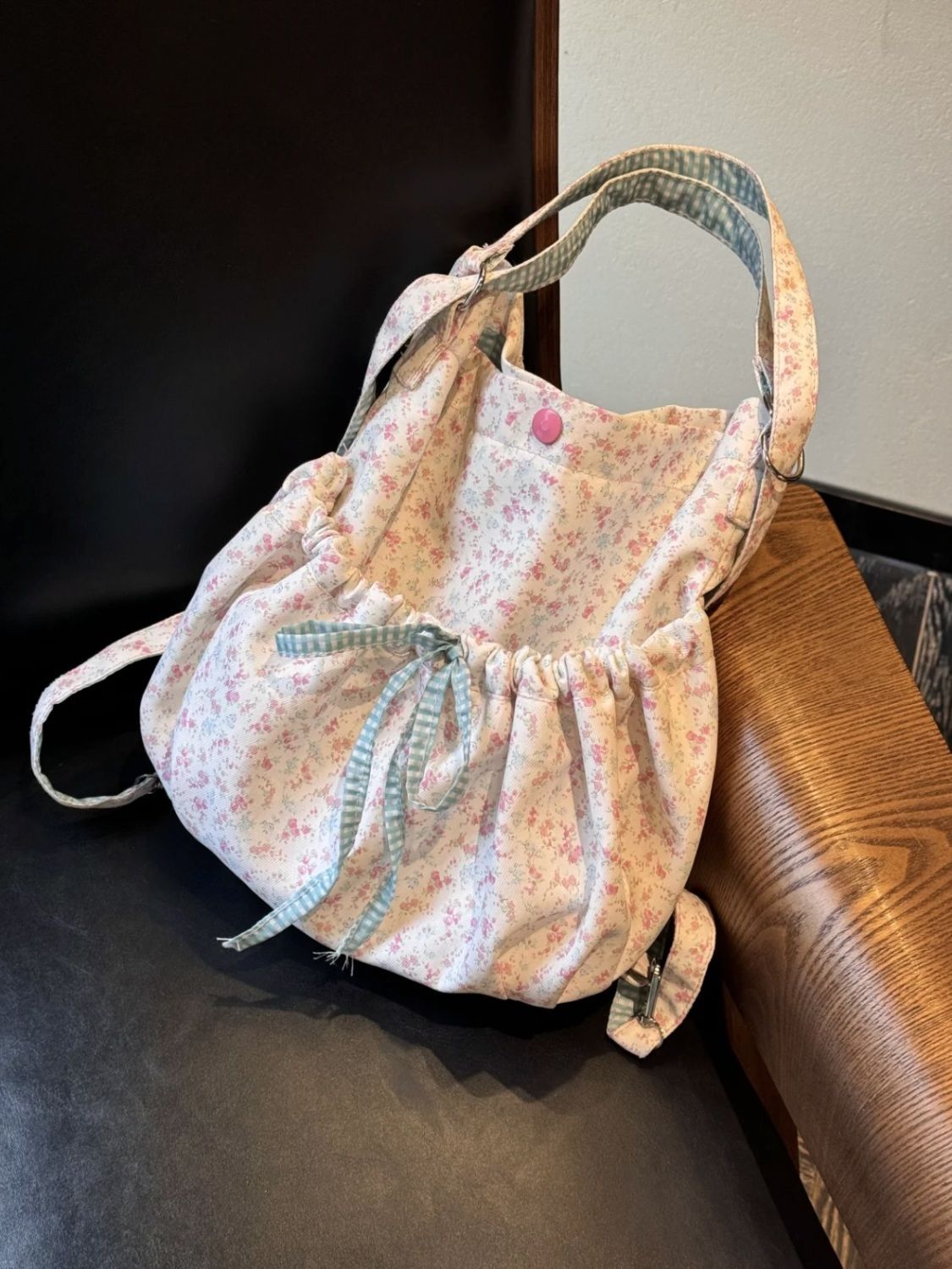 Rucksack mit rosa Blumenschleife, speziell für Frauen entworfen, neuer koreanischer Stil für Herbst/Winter 2025, große, plissierte Umhängetasche für den Weg zur Arbeit._voghion.com