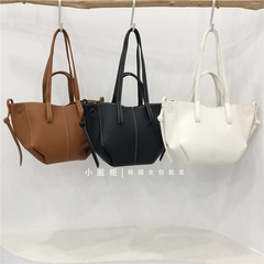 This season, French-style fashion commuting tote bag with a grand and wrinkled design, large capacity single shoulder and underarm bag