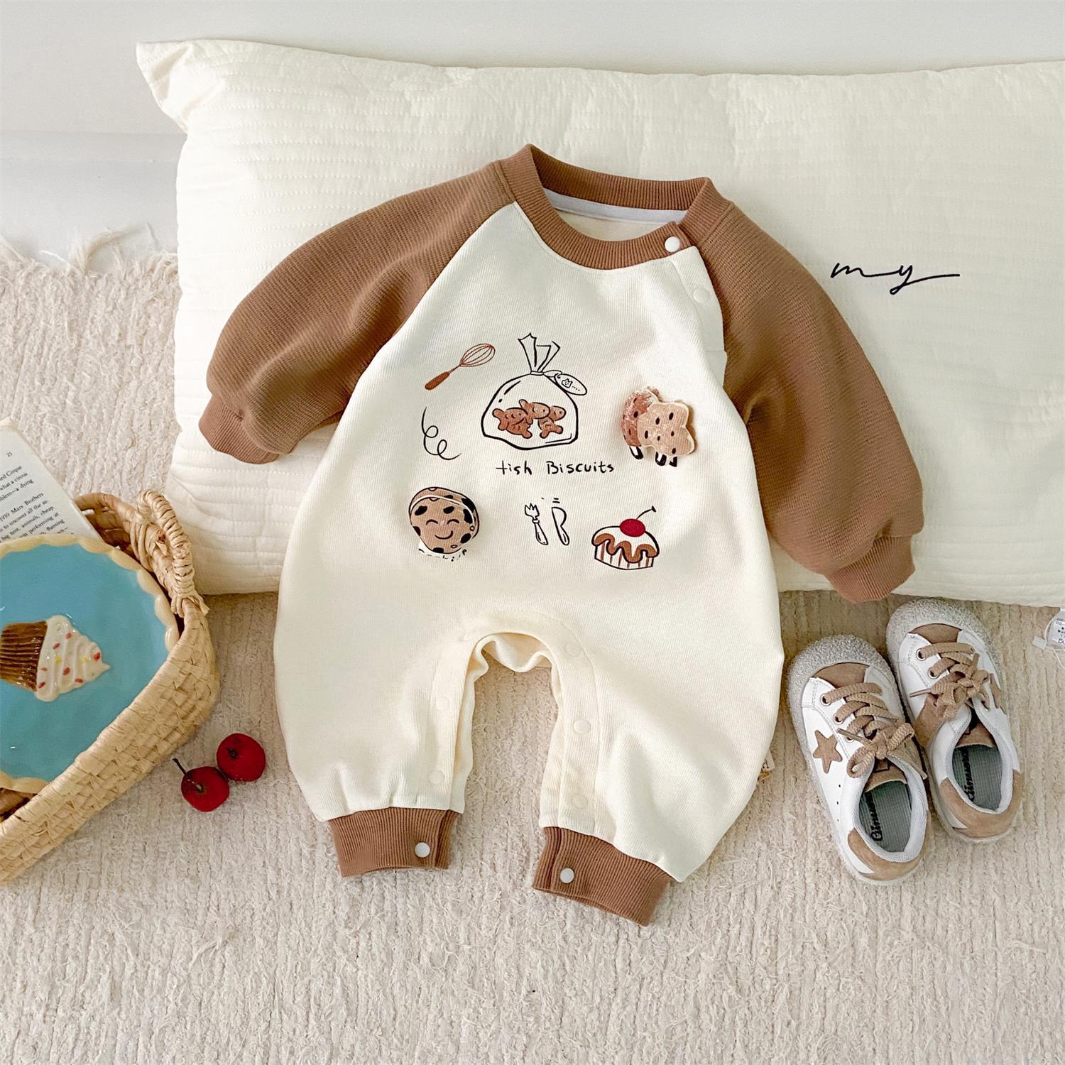 Nuevos productos en la primavera de 2025, monos para bebés masculinos coreanos, galletas de graffiti, ropa de gatear de manga larga para bebés y niños pequeños de estilo occidental