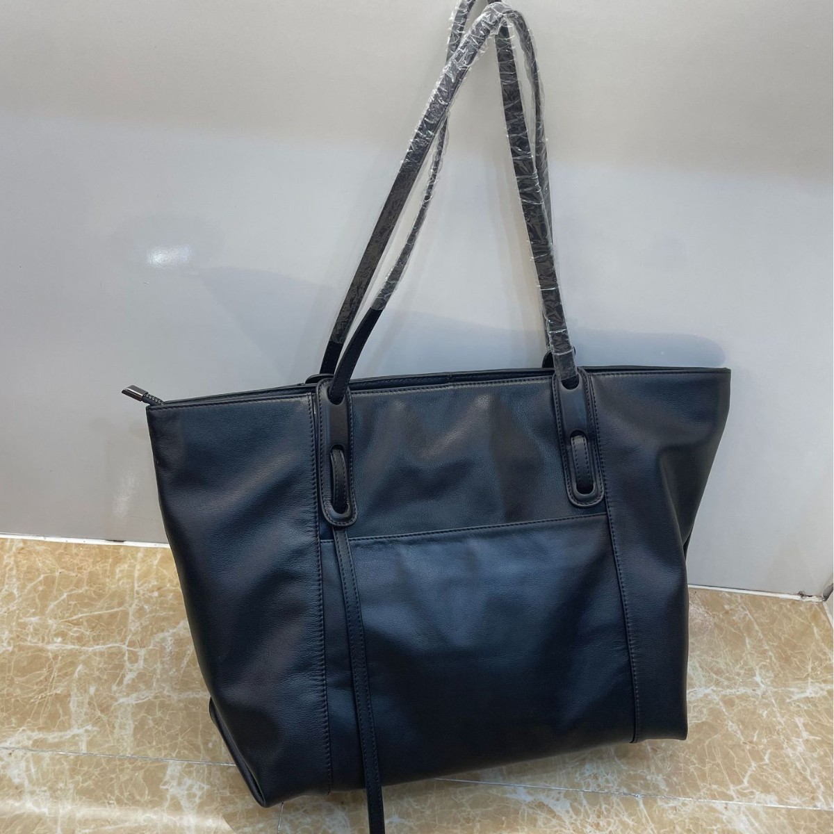 El nuevo bolso tote tiene un temperamento negro simple, cuero suave, bolso de hombro único, bolso de cercanías y bolso de gran capacidad.