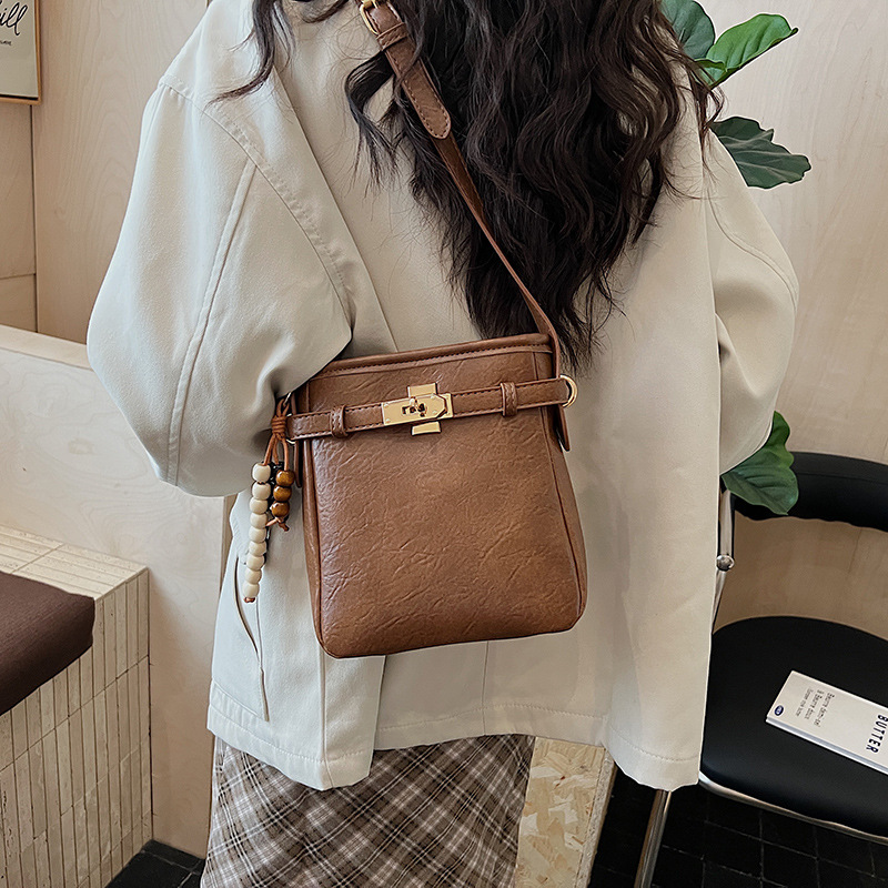 Transfronterizos de alto nivel bolso de mano para mujeres otoño y invierno 2025 nuevo estilo retro de moda mochila mochila casual