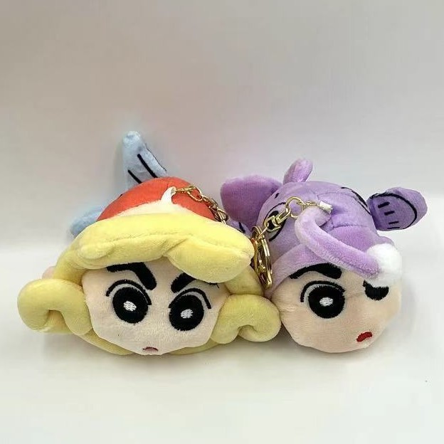日本のアニメのクレヨンしんちゃんは寝返りを打って魚のぬいぐるみの鍵を掛けます。|undefined