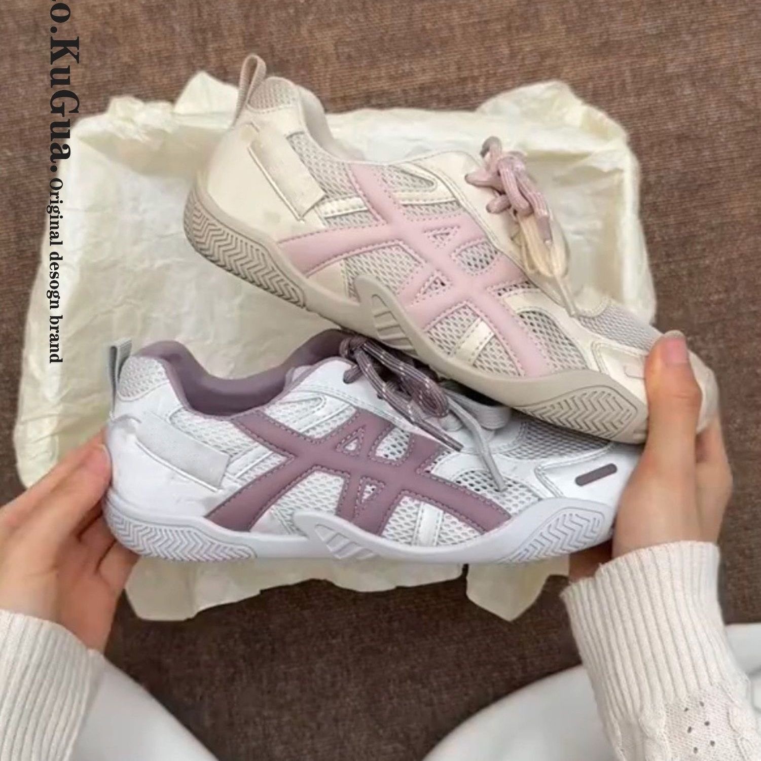 Zapatos de entrenamiento transpirables de malla 2026 nuevos zapatos deportivos de mujer de color de verano frente lazos ligeros con suela gruesa
