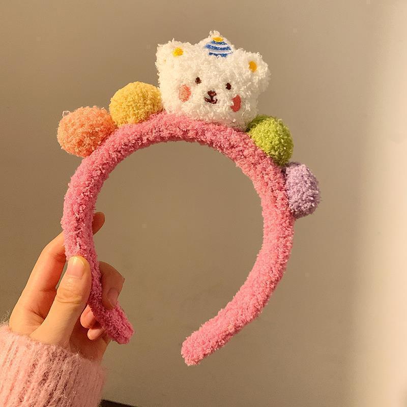 かわいいカラーの子羊の毛の立体のぬいぐるみの熊のカチューシャの漫画の顔を洗ってカチューシャをからかいます。|undefined