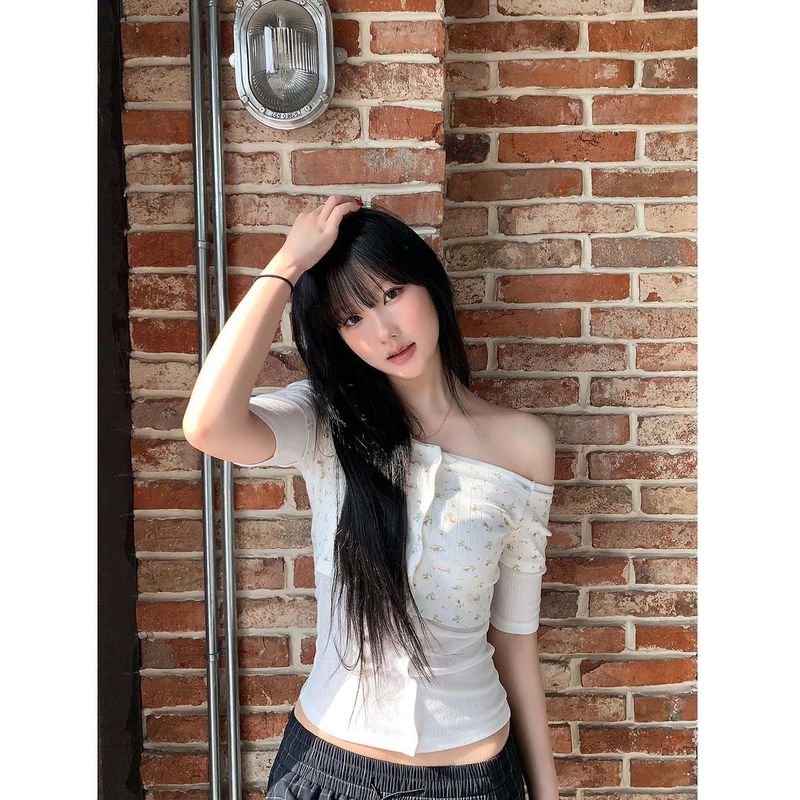 女性のためのワンショルダーフェイクツーピーススプライシング花柄半袖Tシャツ、夏のホットガールのためのユニークなデザイン、スリムで美しいトップ|undefined