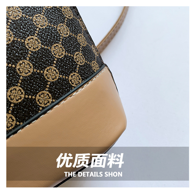 A stylish and trendy casual backpack for the 2024 autumn and winter season, featuring a large-capacity single-shoulder women's retro commuting crossbody bag undefined