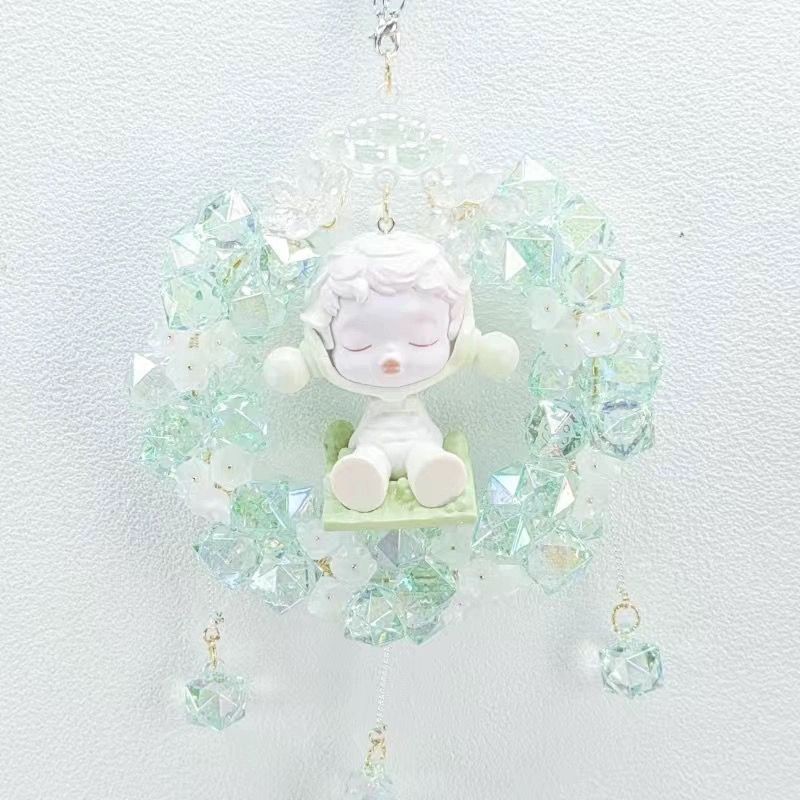 아기를 안고 있는 고운 녹색 은방울꽃(바람이 불고 있다)