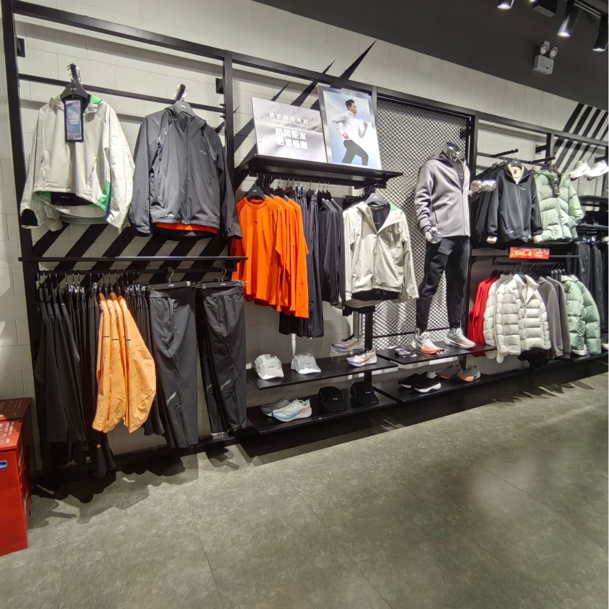 2025 nuevo estante de exhibición de tiendas de ropa deportiva estante de exhibición tienda de descuento centro comercial tipo piso de pared superior estante de doble capa