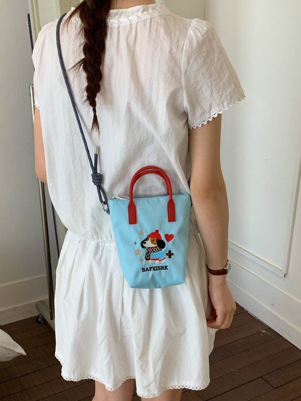 2026 nuevo estilo de alto nivel de sentido perezoso viento bordado portátil tipo cubo bolso de teléfono móvil lindo tela de nylon de color sólido mochila