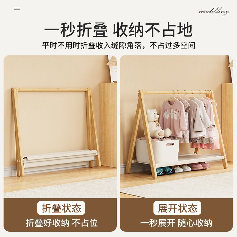 家庭用子供の寝室の赤ちゃんの家は床に落ちて服を掛けます。|undefined