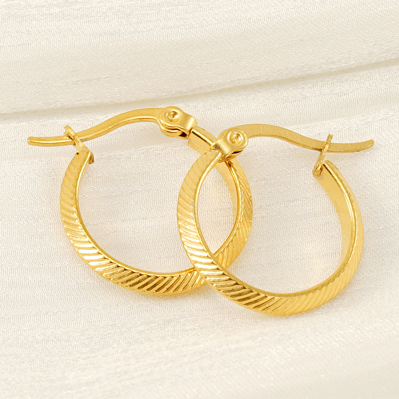 Pendientes redondos de acero de titanio transfronterizo europeo y americano Pendientes de viento de lujo ligero geométrico para mujer Pendientes de círculo a rayas de acero inoxidable de 18K para mujer