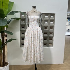 アマゾンの韓国系スタイルのchi透かし彫りの花の綿のストラップは腰の長いスカートの淑女の気質の初春のワンピースを収めます。