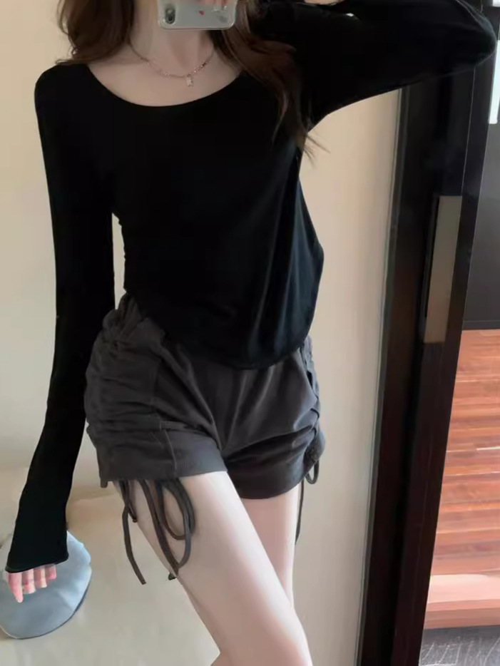 長袖tシャツの女性の秋冬の新型のファッションinsの不規則な修身の学生のカジュアルな短い上着の少女の底のシャツ