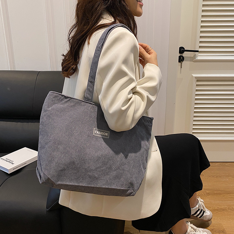 2024 invierno nuevo nicho de diseño bolso de hombro bolso de moda personalidad simple bolso de mujer para trabajar bolso de mujer