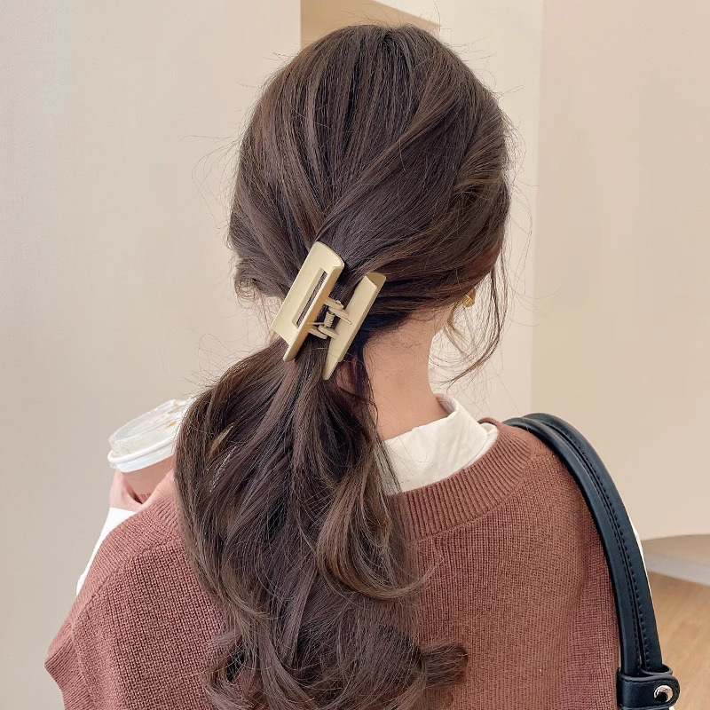 ミルクコーヒー色インスタイル大型サメクリップハイエンドヘアアクセサリー女性のつや消しヘアクリップかわいい卸売|undefined
