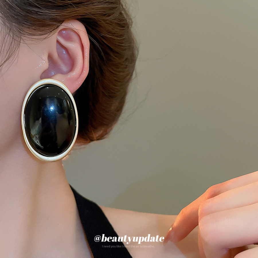 Pendientes de resina ovalada de aguja de plata Pendientes de temperamento exagerado europeo y americano femenino Pendientes de lujo ligero de alta calidad sentido del diseño nicho