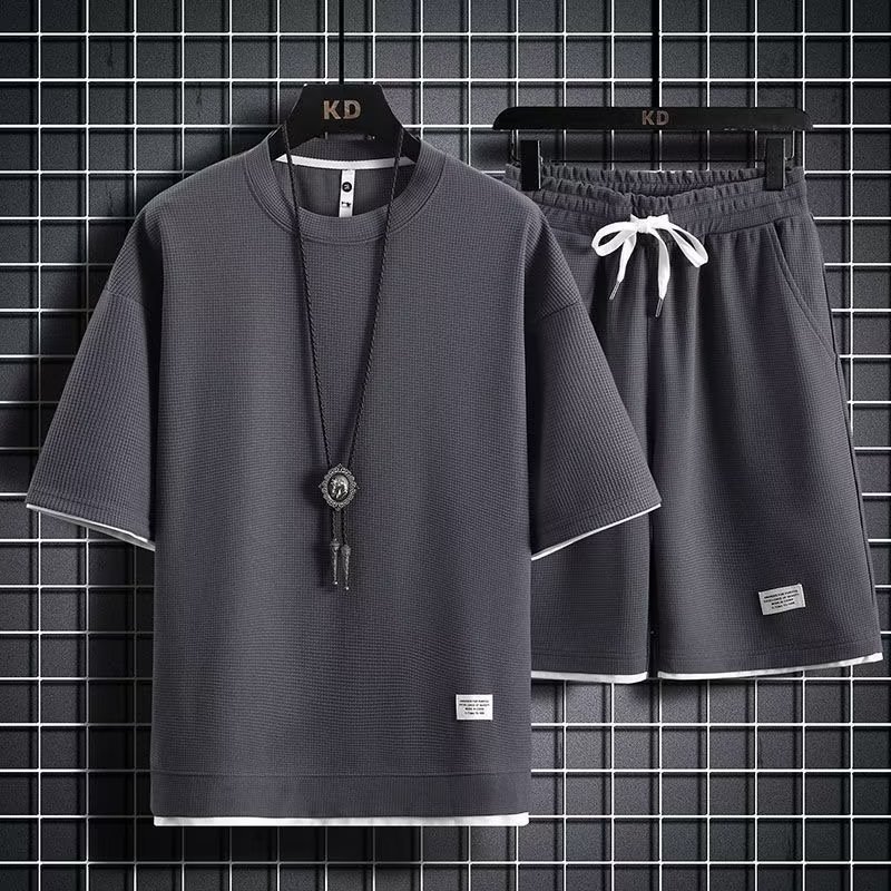 FUENTE fabricante waffle deportes ocio traje de los hombres en stock al por mayor estilo de Hong Kong suelta falso de dos piezas pantalones cortos de manga corta