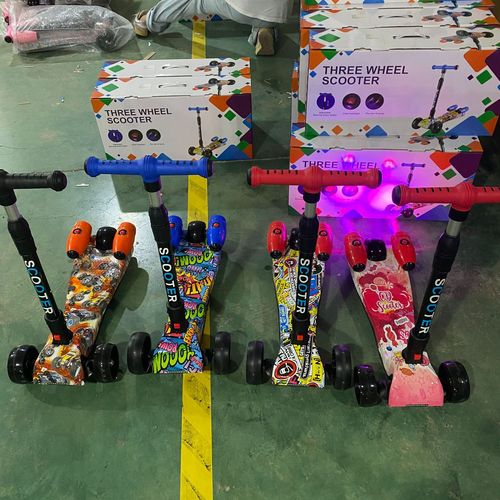 Manufacturer Direct Sale Foldable Flash Wheel Children's Spray Skateboard Scooter Kids Smoking Scooter