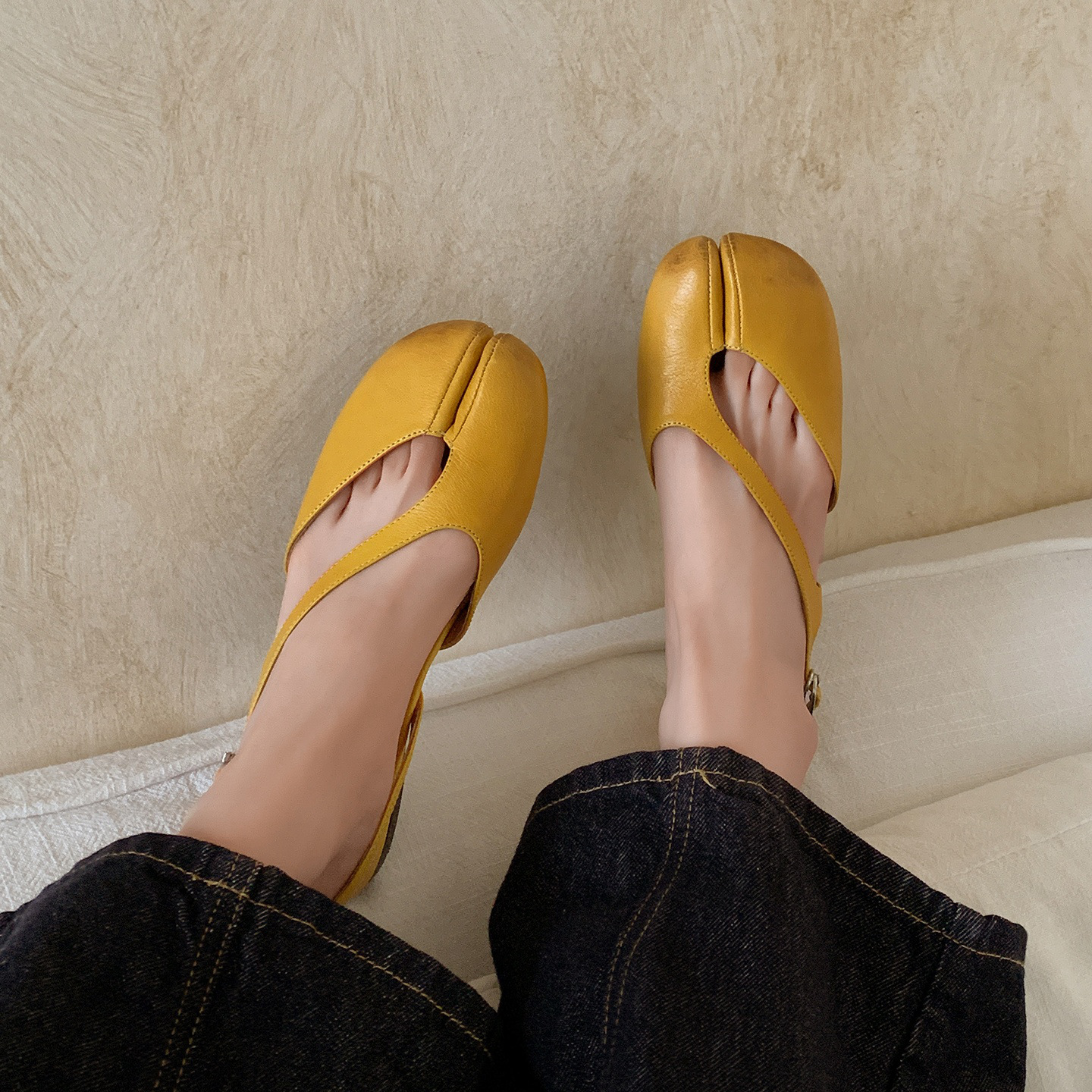 Sandal nữ da trâu chia ngón chân mũi trùm đế bệt — Đỏ (cao 1cm)