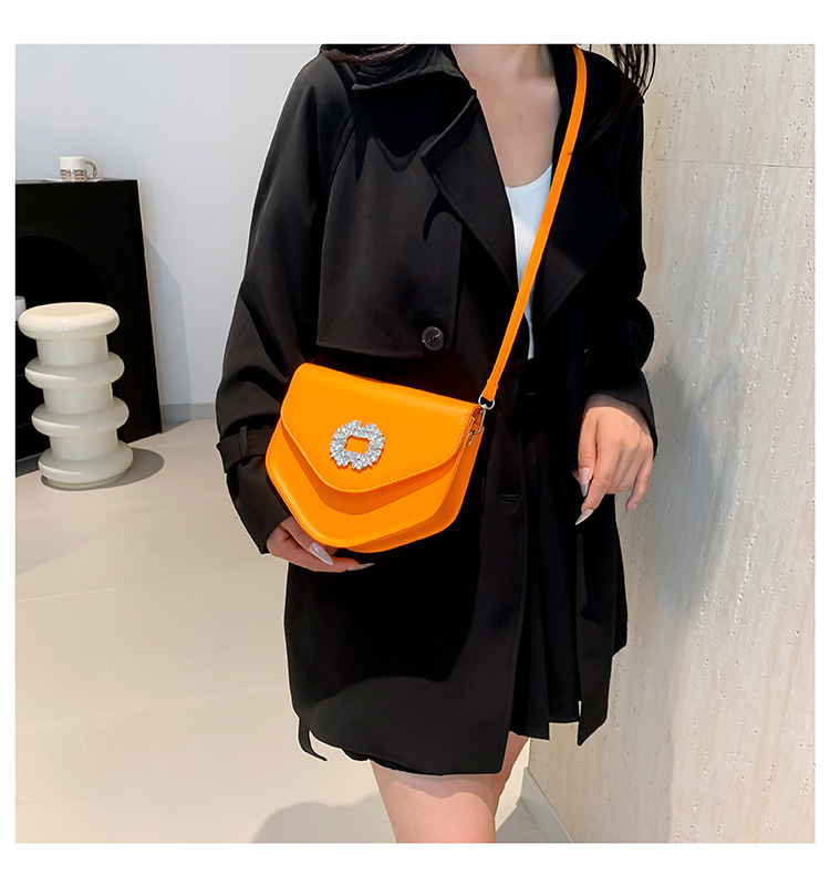 Borsa a tracolla singola con tracolla a triangolo alla moda alla moda 2024, nuova borsa da donna versatile con diamanti color caramella_voghion.com