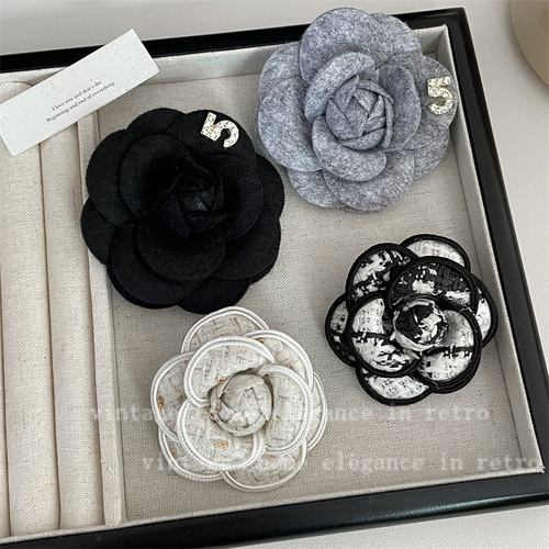 Xiaoxiangfeng 5-word camellia brooch French autumn and winter ink gray elegant retro ladylike temperament corsage high-end