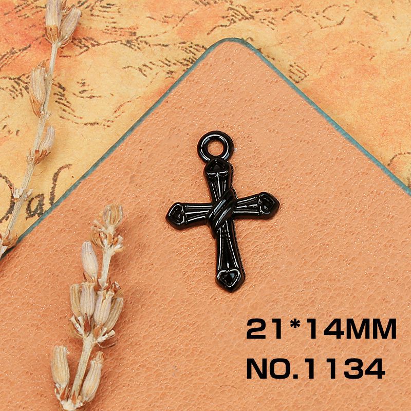 Aleación máscara cráneo electroforesis negro accesorios material al por mayor DIY colgante joyería Cruz alas negro colgante