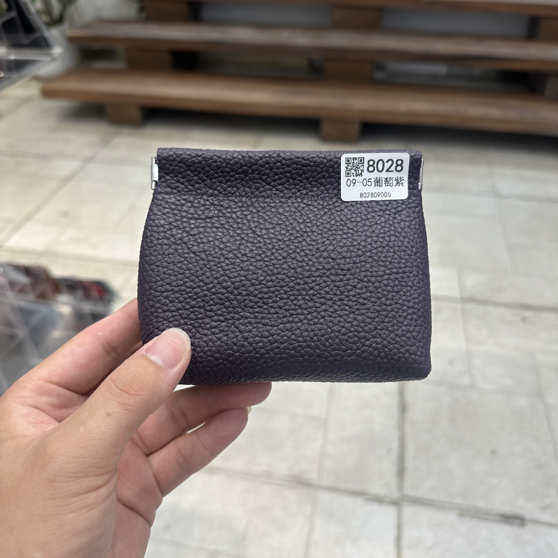 厚手の収納袋のトップ層の牛革は閉じています。