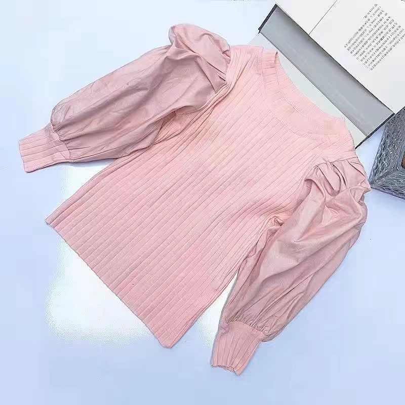 女の子の泡の袖の底のシャツの2025春秋は新型の子供の小さい子供の洋風の長袖のtシャツの韓国版の上着を詰めます。