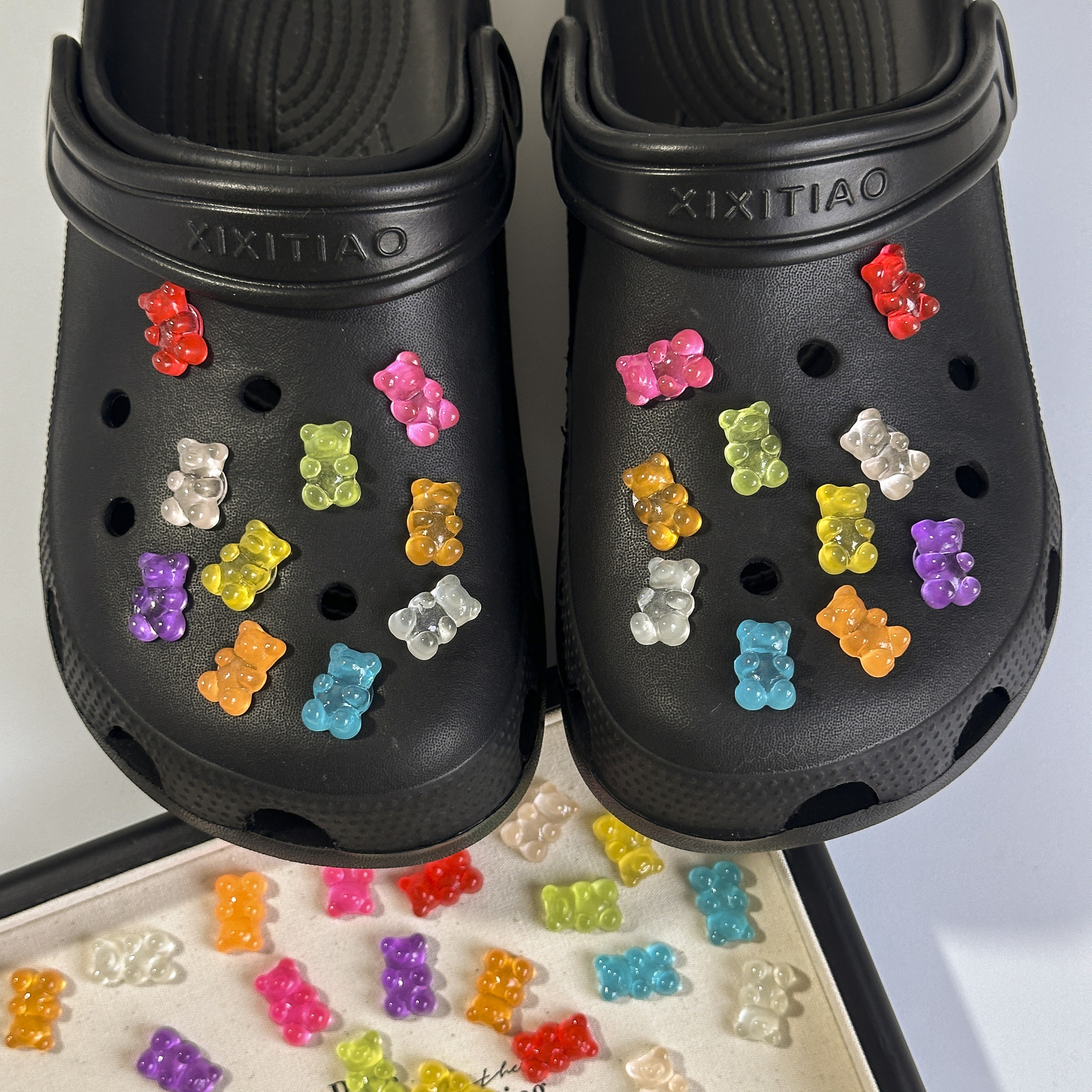 Amazonas hueco hueco zapatos flores claras acessorios de luz luminosa osos hebilla de cordón DIY zapatos flores accesorios extraíbles transfronterizos