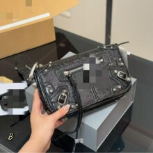 �W�tС���͹�ᔙC܇��Ů2025�¿����Ҹ�°�����������μ�б���