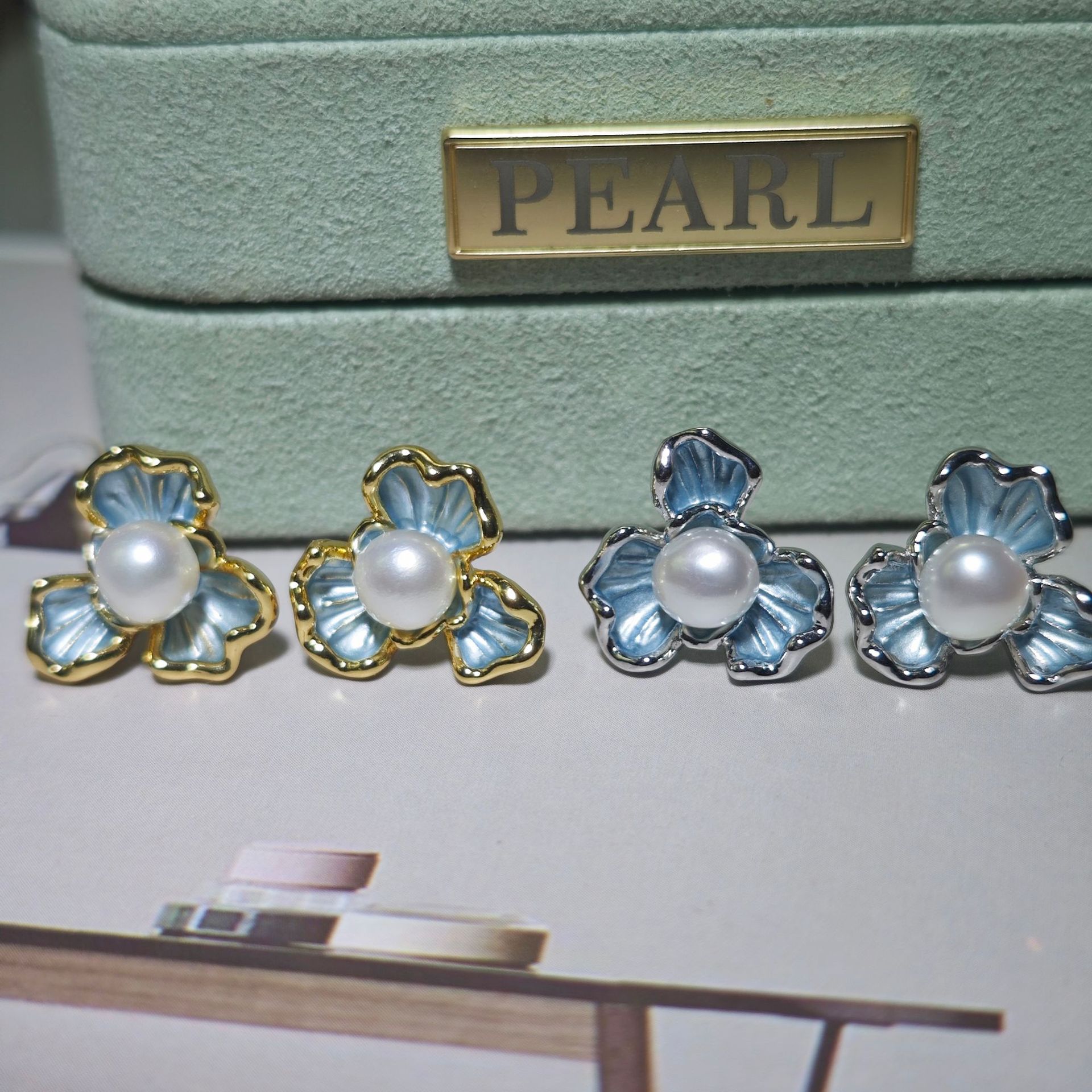 파란색 떨어지는 기름 흰색