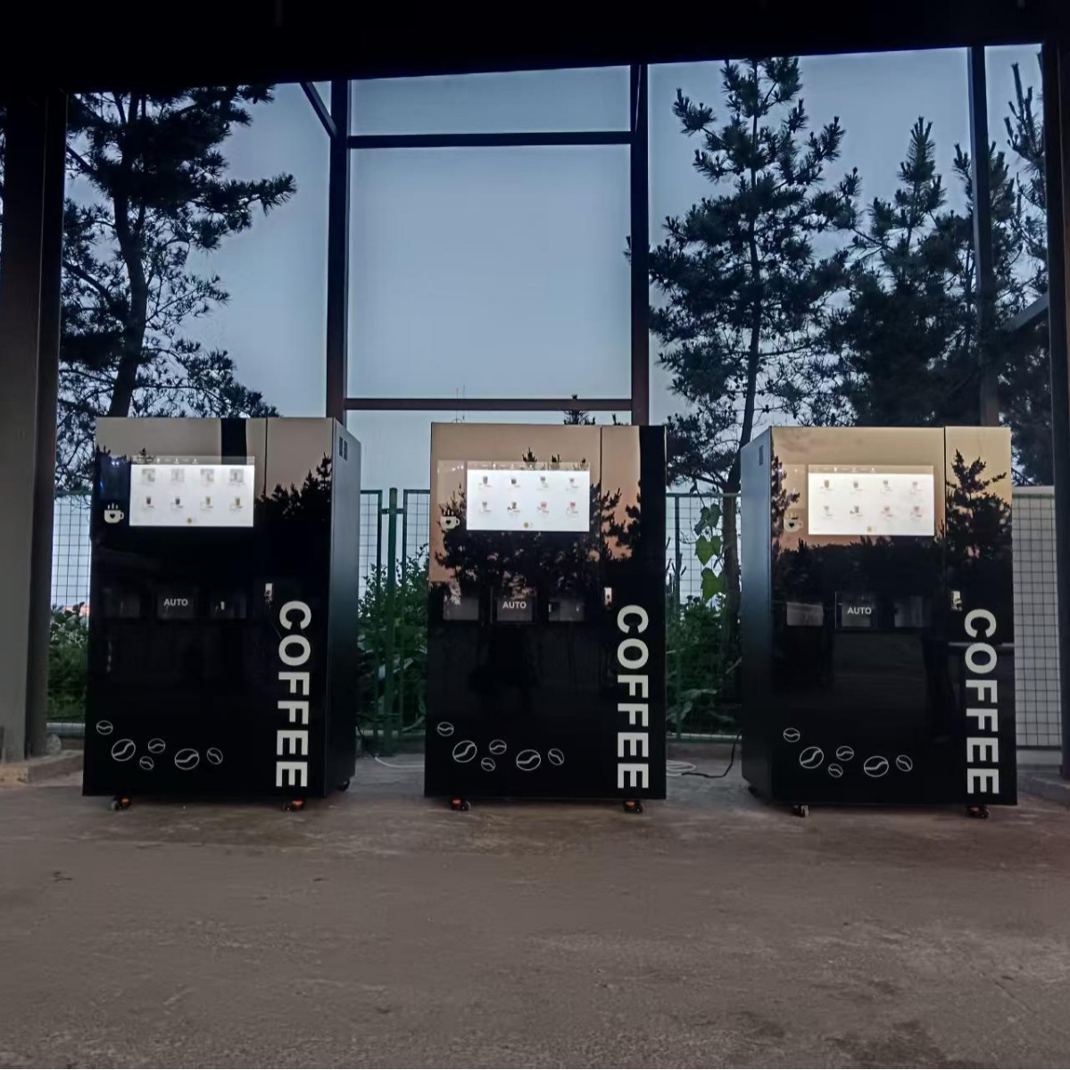 Máquina de café vertical en el vestíbulo del hotel admite escaneo de código, extracción automática de molienda, alerta de fondo inteligente remota gratuita