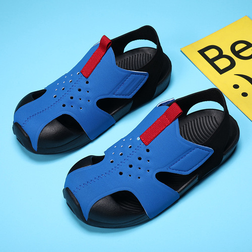 Summer sandals for boys, closed-toe EVA sandals—kids' and toddler's beach shoes, perfect for outdoor wear as slippers.