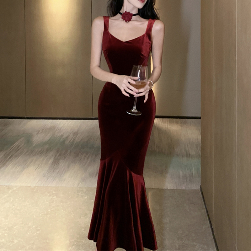 2026 Autumn New French Style Spaghetti Strap Dress Women's Summer Burgundy Velvet Formal Dress Slim Fit Elegant Mermaid Dress