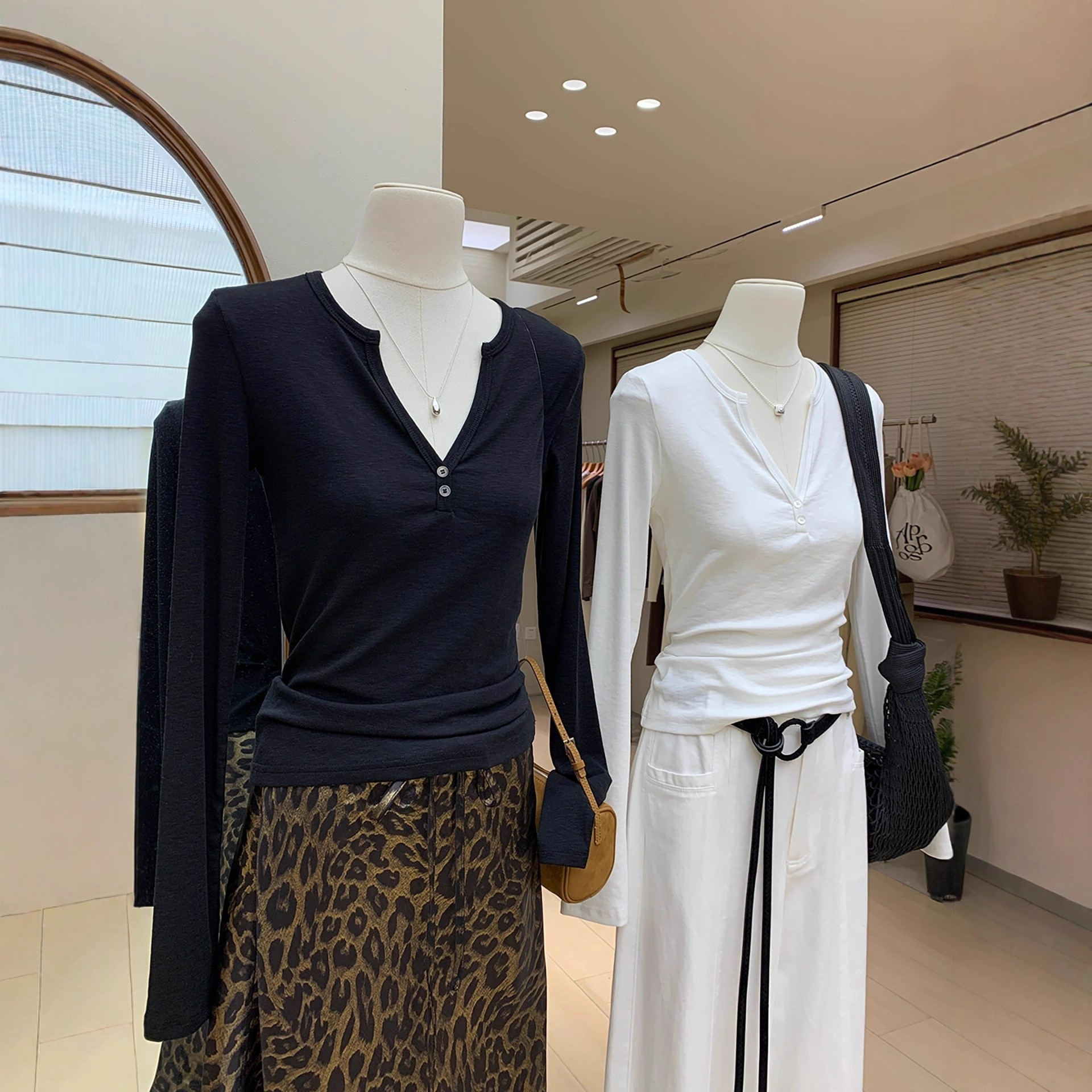 早秋季囤莫代尔精棉V领纽扣设计长袖T恤女净版细软弹修身打底上衣