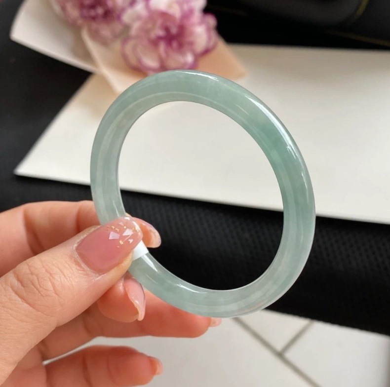 Vòng tay ngọc bích tự nhiên Miến Điện A màu xanh nhạt dạng tròn mảnh chi tiết 5