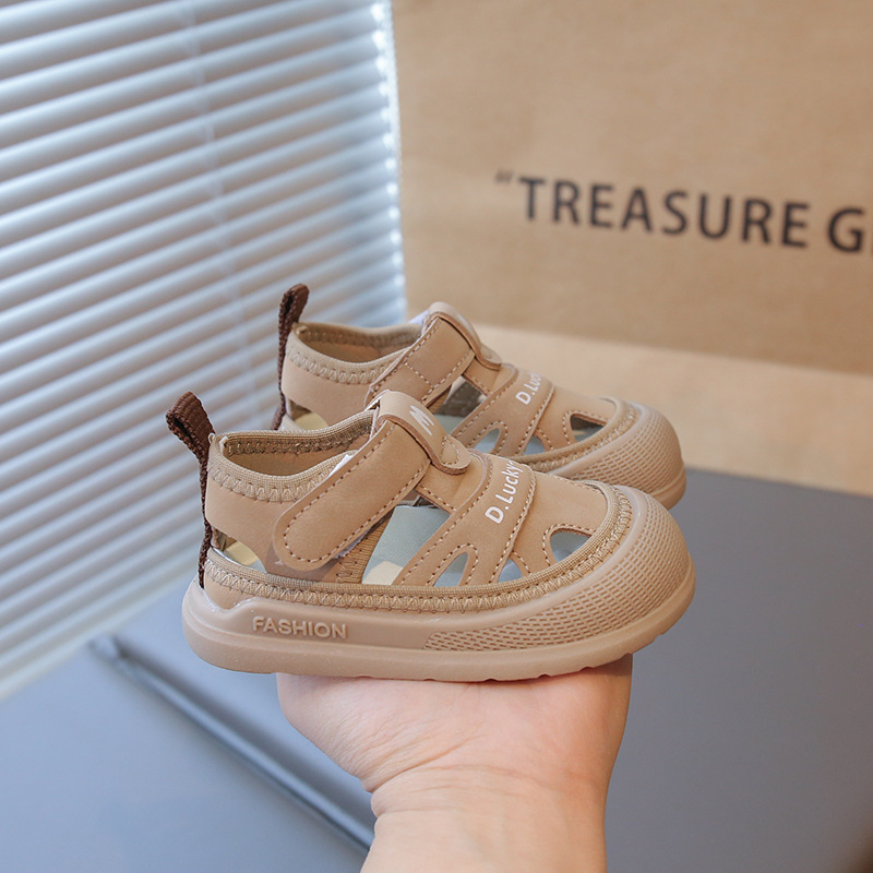 2025 verano nuevo estilo bebé media sandalias mujer bebé sandalias Baotou anti-patada hombre bebé verano zapatos en nombre del cabello