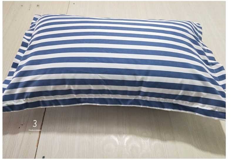 파란색과 흰색 줄무늬 베개 케이스