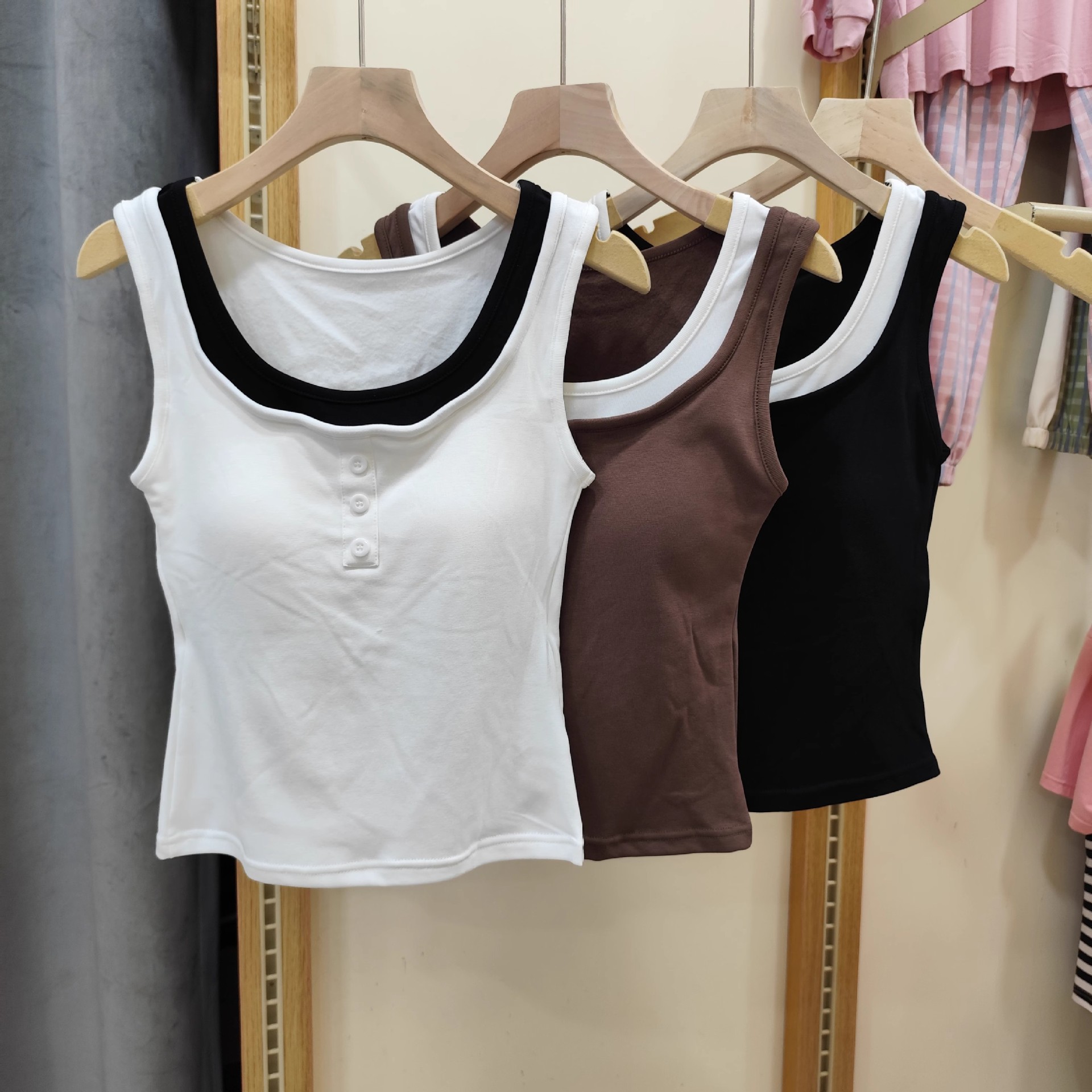 New autumn and winter button vest with chest pad for women with fake two-piece hair can be worn outside to keep warm and beautiful strap chest pad for vest